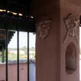 Due colonne rosse, con volti in pietra demoniaci, introducono all�ambiente coperto dove si svela un�incredibile sorpresa